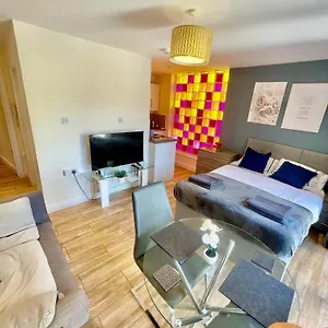 Centre Immaculate Sleeps 2 - Location Paradise Street Apartment